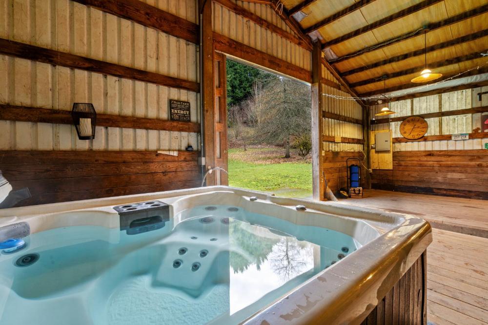 House near Lake w Beautiful Acres to Explore